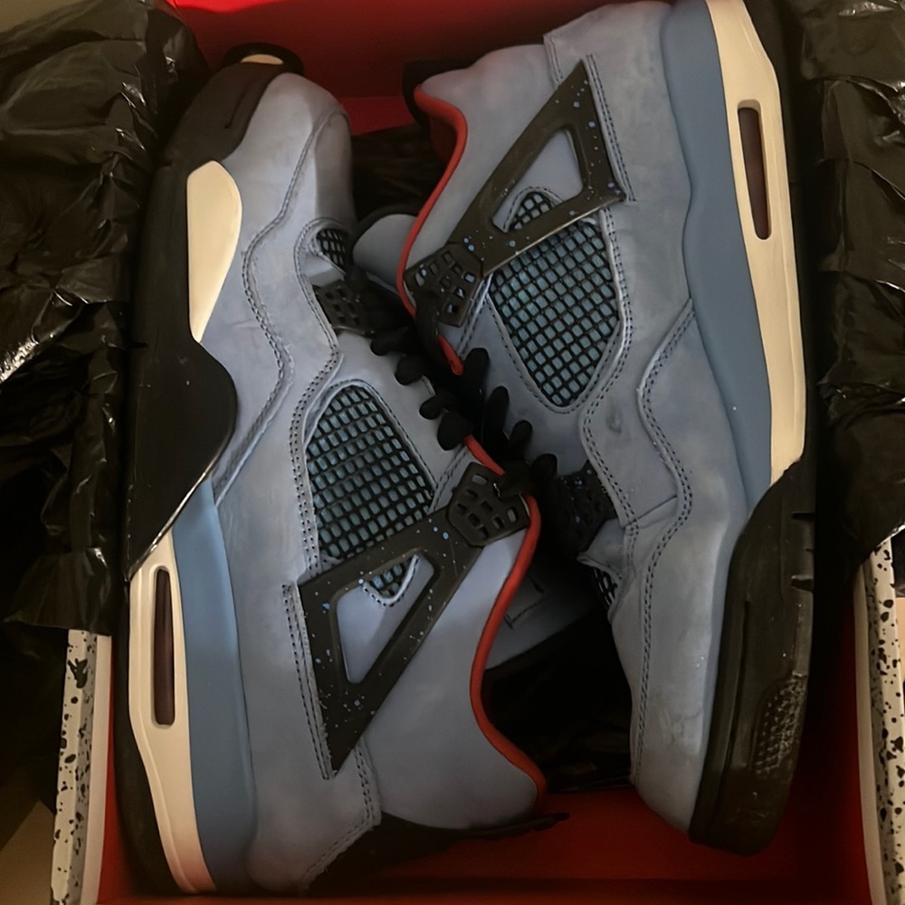 Travis Scott jordan 4